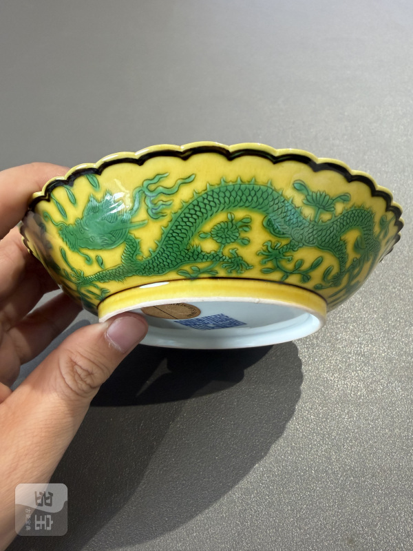 清乾隆 黄地绿龙纹花口盘 - 图12